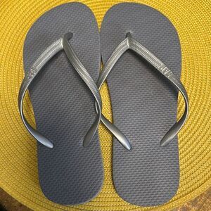 Women”s New Gap Gray Flip Flops